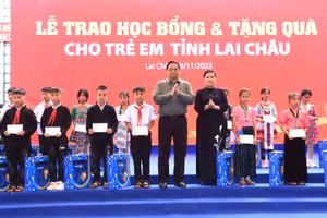 Thủ tướng Phạm Minh Chính trao quà và học bổng tặng các học sinh