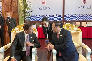 Thủ tướng Phạm Minh Chính và Quốc vương Brunei Hassanal Bolkiah trong cuộc gặp chiều 10/11/2022, tại thủ đô Phnom Penh, Campuchia. (Ảnh:TTXVN)