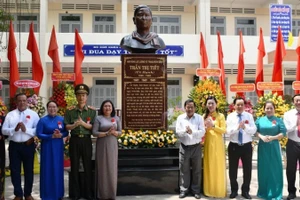 Lãnh đạo tỉnh Bến Tre cùng thân nhân gia đình tổ chức khánh thành tượng chân dung Anh hùng Lực lượng vũ trang nhân dân Trần Thị Tiết