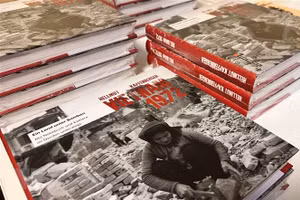 Cuốn sách "Việt Nam 1972. Một đất nước dưới bom đạn. Cùng cuốn sổ ghi chép và máy ảnh trên mọi ngả đường miền Bắc" vừa ra mắt của tác giả Hellmut Kapfenberger. (Ảnh: TTXVN)