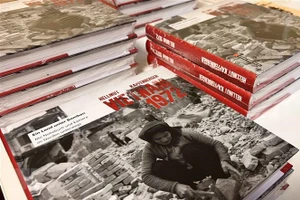 Cuốn sách "Việt Nam 1972. Một đất nước dưới bom đạn. Cùng cuốn sổ ghi chép và máy ảnh trên mọi ngả đường miền Bắc" vừa ra mắt của tác giả Hellmut Kapfenberger. (Ảnh: TTXVN)