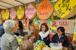 Các món ăn vặt vốn quen thuộc với tuổi thơ tại Việt Nam thu hút sự tò mò của các em nhỏ người Pháp. (Ảnh: MINH DUY)