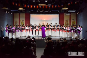 Hợp ca Quê hương là nhóm hợp xướng của cộng đồng người Việt tại Pháp với niềm đam mê cùng âm nhạc cách mạng của quê hương. (Ảnh: MINH DUY)