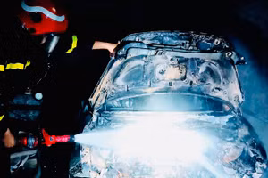 Lực lượng chữa cháy nhanh chóng dập tắt nguồn phát cháy trong nhà.