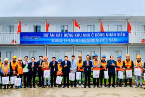 Bí thư Thành ủy Hải Phòng cùng các đồng chí lãnh đạo thành phố Hải Phòng trao quà Tết tặng công nhân lao động trên công trường xây dựng nhà ở công nhân.