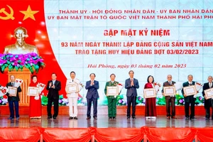 Trao Huy hiệu Đảng tặng các đảng viên.