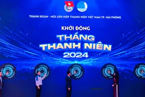 Các đại biểu nhấn nút khởi động Tháng Thanh niên năm 2024" tại Hải Phòng.