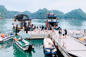 Các du khách lên tàu rời khỏi đảo về đất liền.