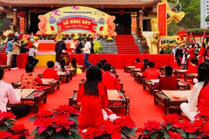 Quang cảnh Lễ Khai bút đầu Xuân tại Đền thờ Trạng Nguyên Lê Ích Mộc.