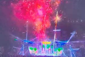 Thành phố Cảng hân hoan chào đón năm mới.