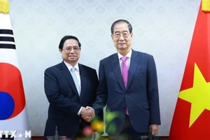 Thủ tướng Phạm Minh Chính hội đàm với Thủ tướng Hàn Quốc Han Duck Soo. (Ảnh: TTXVN)