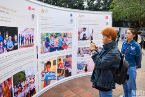 Khách tham quan triển lãm. (Ảnh: THÀNH ĐẠT)