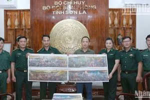 Văn phòng Đại diện Báo Nhân Dân tại Sơn La tặng ấn phẩm phụ san đặc biệt tranh Panorama “Chiến dịch Điện Biên Phủ” cho cán bộ, chiến sĩ các đồn biên phòng thuộc Bộ Chỉ huy Bộ đội Biên phòng tỉnh Sơn La.