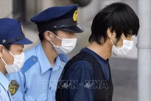 Nghi phạm Tetsuya Yamagami được chuyển từ đồn cảnh sát ở thành phố Nara tới một trại giam ở thành phố Osaka (Nhật Bản) để làm kiểm tra về sức khỏe tâm thần, ngày 25/7/2022. (Ảnh: colorsofindia.media/TTXVN)