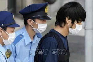 Nghi phạm Tetsuya Yamagami được chuyển từ đồn cảnh sát ở thành phố Nara tới một trại giam ở thành phố Osaka (Nhật Bản) để làm kiểm tra về sức khỏe tâm thần, ngày 25/7/2022. (Ảnh: colorsofindia.media/TTXVN)