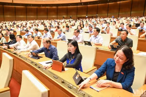 Đại biểu Quốc hội biểu quyết thông qua Luật Đường bộ. (Ảnh: DUY LINH)