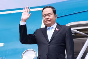 Chủ tịch Quốc hội Trần Thanh Mẫn lên đường thăm chính thức Lào và tham dự AIPA-45. (Ảnh: Thống Nhất/TTXVN)