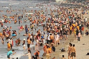 Biển Cửa Lò đông nghịt khách nghỉ dưỡng và tắm biển. (Ảnh Giao Hưởng)