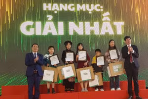 Ban tổ chức trao giải Nhất cho 7 tác giả.