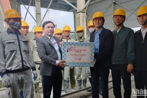 Đồng chí Bí thư Tỉnh ủy Ninh Bình Đoàn Minh Huấn và Đoàn công tác thăm, động viên, tặng quà cho cán bộ công nhân công ty Đá mỹ nghệ Xuân Phúc 236, xã Ninh Vân, huyện Hoa Lư. (Ảnh: VĂN LÚA)