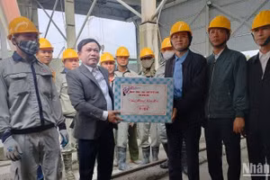 Đồng chí Bí thư Tỉnh ủy Ninh Bình Đoàn Minh Huấn và Đoàn công tác thăm, động viên, tặng quà cho cán bộ công nhân công ty Đá mỹ nghệ Xuân Phúc 236, xã Ninh Vân, huyện Hoa Lư. (Ảnh: VĂN LÚA)