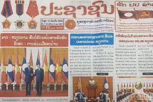 Trang nhất báo Pasaxon số ra ngày 12/7 đăng trang trọng và đậm về chuyến thăm của Chủ tịch nước Tô Lâm. (Ảnh: HẢI TIẾN)