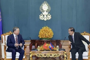 Chủ tịch nước Tô Lâm và Chủ tịch Đảng CPP, Chủ tịch Thượng viện Campuchia Samdech Techo Hun Sen. (Ảnh: TTXVN)