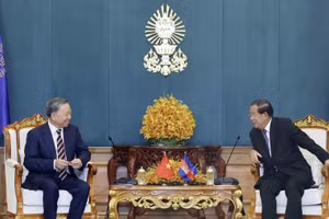 Chủ tịch nước Tô Lâm và Chủ tịch Đảng CPP, Chủ tịch Thượng viện Campuchia Samdech Techo Hun Sen. (Ảnh: TTXVN)