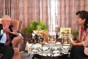 Giáo sư Carl Thayer trả lời phỏng vấn của phóng viên TTXVN tại Australia. (Ảnh: Lê Đạt/TTXVN)