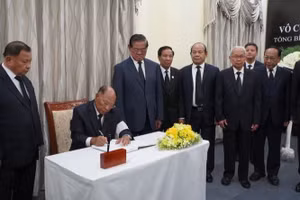 Chủ tịch danh dự Đảng Nhân dân Campuchia (CPP), Samdech Heng Samrin, ghi sổ tang, đánh giá cao những di sản vô giá do Tổng Bí Thư Nguyễn Phú Trọng để lại. (Ảnh: NGUYỄN HIỆP) 