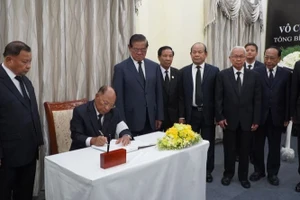 Chủ tịch danh dự Đảng Nhân dân Campuchia (CPP), Samdech Heng Samrin, ghi sổ tang, đánh giá cao những di sản vô giá do Tổng Bí Thư Nguyễn Phú Trọng để lại. (Ảnh: NGUYỄN HIỆP) 