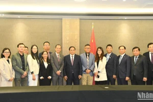 Thủ tướng Phạm Minh Chính chụp ảnh lưu niệm với nhóm VietTech NZ.