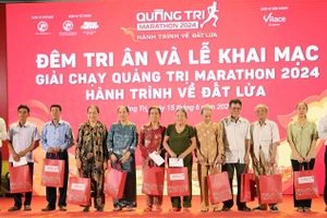 Ban tổ chức trao quà cho các gia đình thương binh, liệt sĩ.