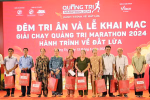 Ban tổ chức trao quà cho các gia đình thương binh, liệt sĩ.