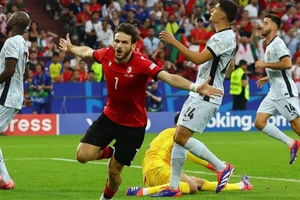 Kvaratskhelia cùng đồng đội thắng sốc Bồ Đào Nha. (Nguồn: Reuters)