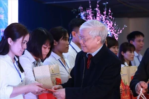 Đồng chí Bí thư Nguyễn Phú Trọng thăm và tặng quà công nhân lao động tỉnh Hưng Yên sáng mùng 4 Tết Mậu Tuất (19/2/2018). (Ảnh: HẢI NGUYỄN)