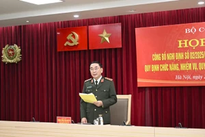Thượng tướng Trần Quốc Tỏ chủ trì họp báo.