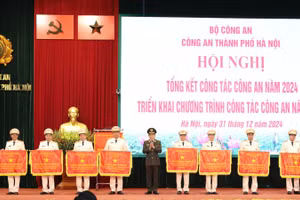 Bộ trưởng Công an Lương Tam Quang trao Cờ Thi đua của Bộ Công an tặng các đơn vị dẫn đầu phong trào thi đua "Vì an ninh tổ quốc" cấp cơ sở năm 2024 của Công an thành phố Hà Nội.