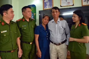 Cha con ông Nghiêm và chị Thủy cùng các cán bộ công an phường Cửa Nam ngày sum họp.