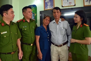 Cha con ông Nghiêm và chị Thủy cùng các cán bộ công an phường Cửa Nam ngày sum họp.