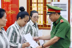 Trung tướng Nguyễn Văn Phục trao Quyết định đặc xá cho các phạm nhân đủ điều kiện.