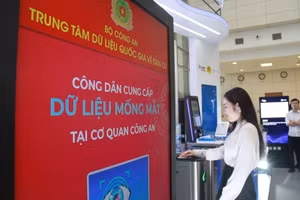 Người dân trải nghiệm thực hiện các thao tác xác thực định danh và thanh toán sinh trắc học từ dữ liệu về mống mắt tại triển lãm.