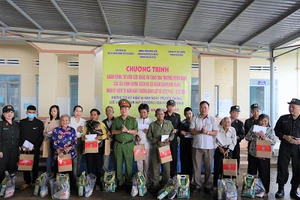 Tặng quà các gia đình chính sách, gia đình có hoàn cảnh khó khăn tại hai xã Ea Ktur, Ea Tiêu.