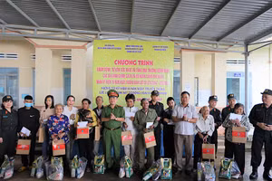 Tặng quà các gia đình chính sách, gia đình có hoàn cảnh khó khăn tại hai xã Ea Ktur, Ea Tiêu.