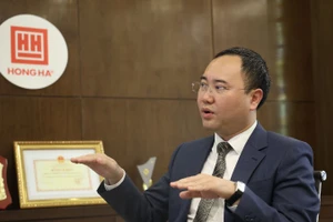 Ông Phạm Trung Kiên, Tổng Giám đốc Công ty CP Văn phòng phẩm Hồng Hà trao đổi với phóng viên Báo Nhân Dân.