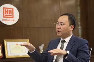 Ông Phạm Trung Kiên, Tổng Giám đốc Công ty CP Văn phòng phẩm Hồng Hà trao đổi với phóng viên Báo Nhân Dân.