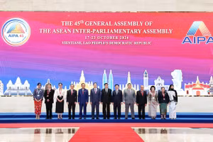 Chủ tịch Quốc hội Trần Thanh Mẫn với Chủ tịch Quốc hội Lào, Chủ tịch AIPA Saysomphone Phomvihane và các Trưởng đoàn Quốc hội/Nghị viện thành viên AIPA. Ảnh: TTXVN