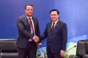 Chủ tịch Quốc hội Vương Đình Huệ và Phó Chủ tịch Quốc hội Algeria Monder Bouden tại buổi tiếp.