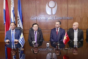 Chủ tịch Quốc hội Vương Đình Huệ phát biểu tại buổi gặp ông Yamandu Orsi, Thống đốc tỉnh Canelones. (Ảnh: DOÃN TẤN/TTXVN)