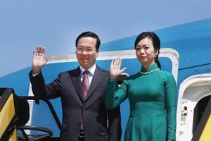 Chủ tịch nước Võ Văn Thưởng và Phu nhân đến sân bay quốc tế Vienna, Thủ đô Vienna, bắt đầu chuyến thăm chính thức Cộng hòa Áo. Ảnh: Thống Nhất/TTXVN